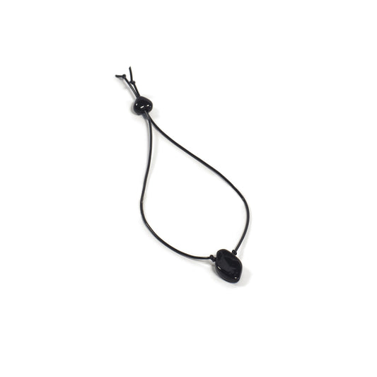 Pulsera elástica negra con micro hoja. Es ajustable, liviana, cómoda y atemporal. Diseño conceptual latinoamericano.