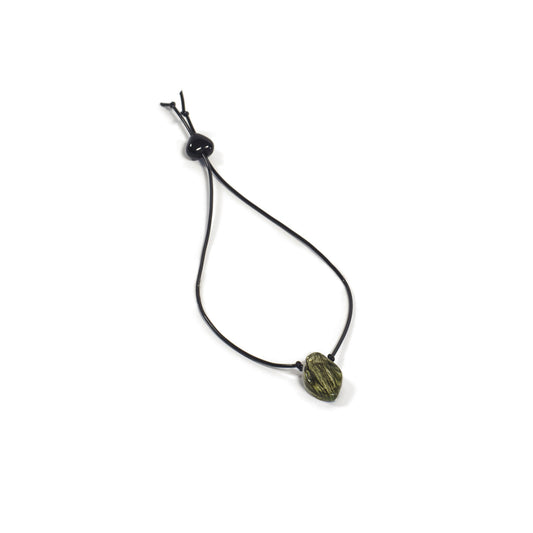Pulsera elástica con micro hoja. Es ajustable, liviana, cómoda y atemporal. Diseño conceptual latinoamericano.