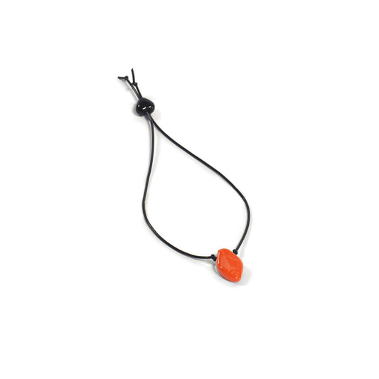 Pulsera elástica con micro hoja. Es ajustable, liviana, cómoda y atemporal. Diseño conceptual latinoamericano.
