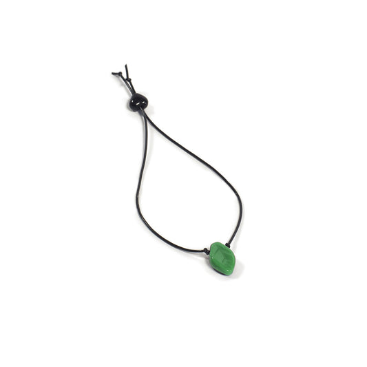 Pulsera elástica con micro hoja. Es ajustable, liviana, cómoda y atemporal. Diseño conceptual latinoamericano.