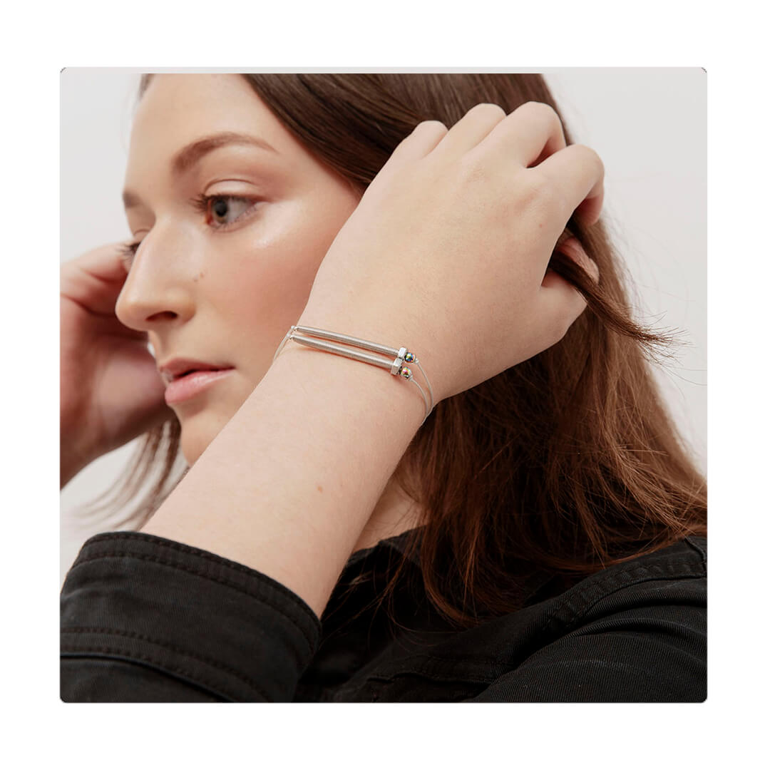 Pulsera plateada elástica, liviana, cómoda, versátil y atemporal. Diseño conceptual latinoamericano. Escala micro.