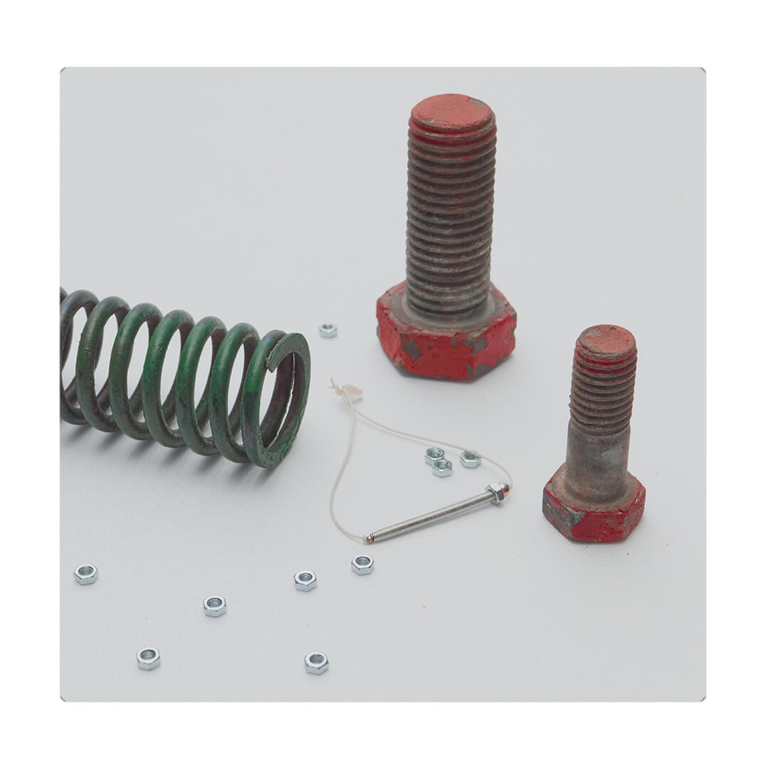 Pulsera plateada elástica, liviana, cómoda, versátil y atemporal. Diseño conceptual latinoamericano. Escala micro.