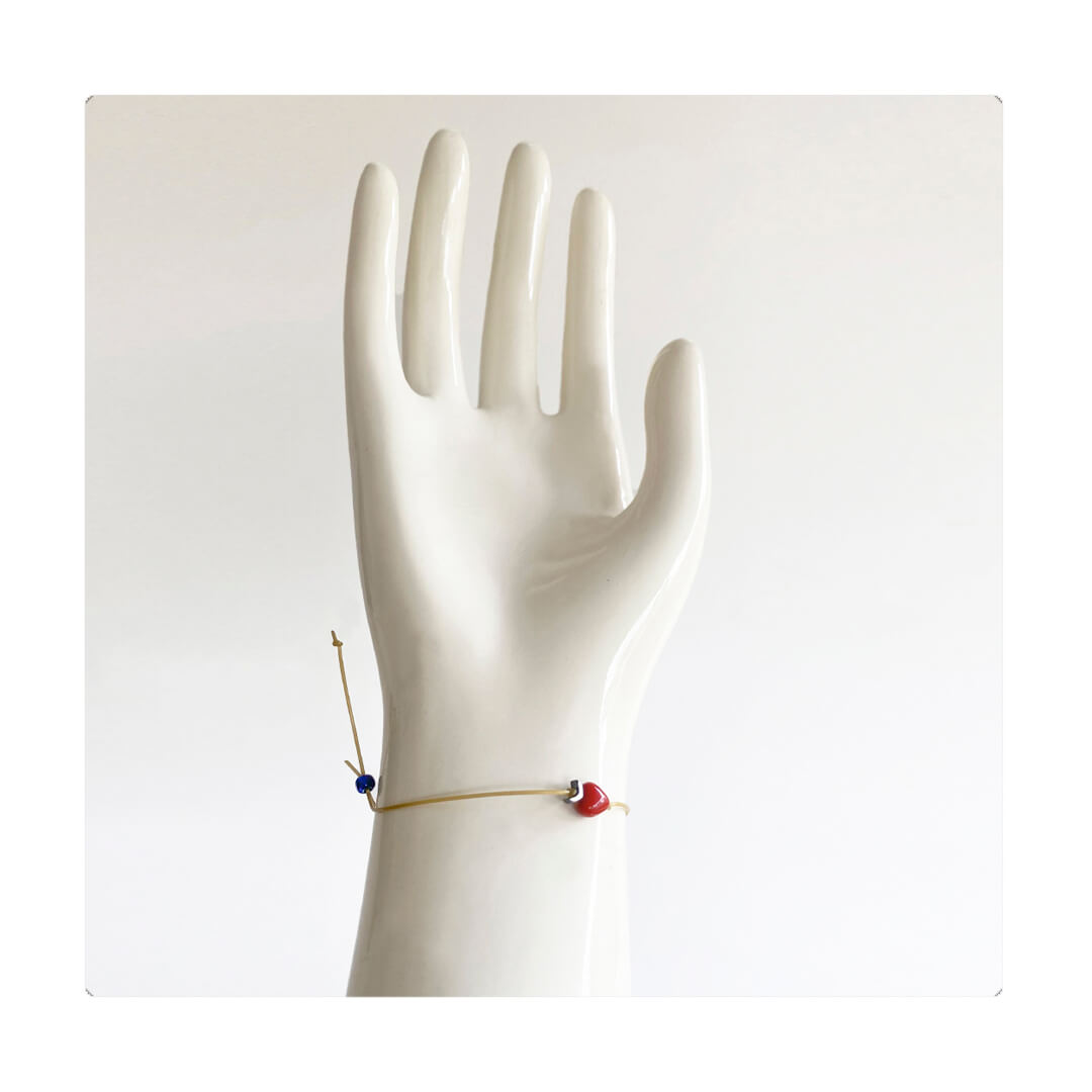 Pulsera multicolor elástica, liviana, cómoda, versátil y atemporal. Diseño conceptual latinoamericano. Escala micro.