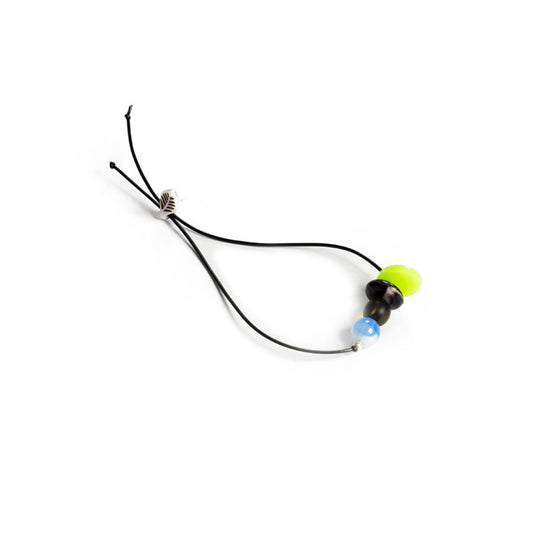 Pulsera multicolor elástica, ajustable, liviana, cómoda, versátil y atemporal. Diseño conceptual latinoamericano. Escala micro.