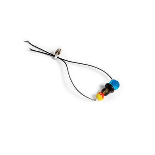 Pulsera multicolor elástica, ajustable, liviana, cómoda, versátil y atemporal. Diseño conceptual latinoamericano. Escala micro.