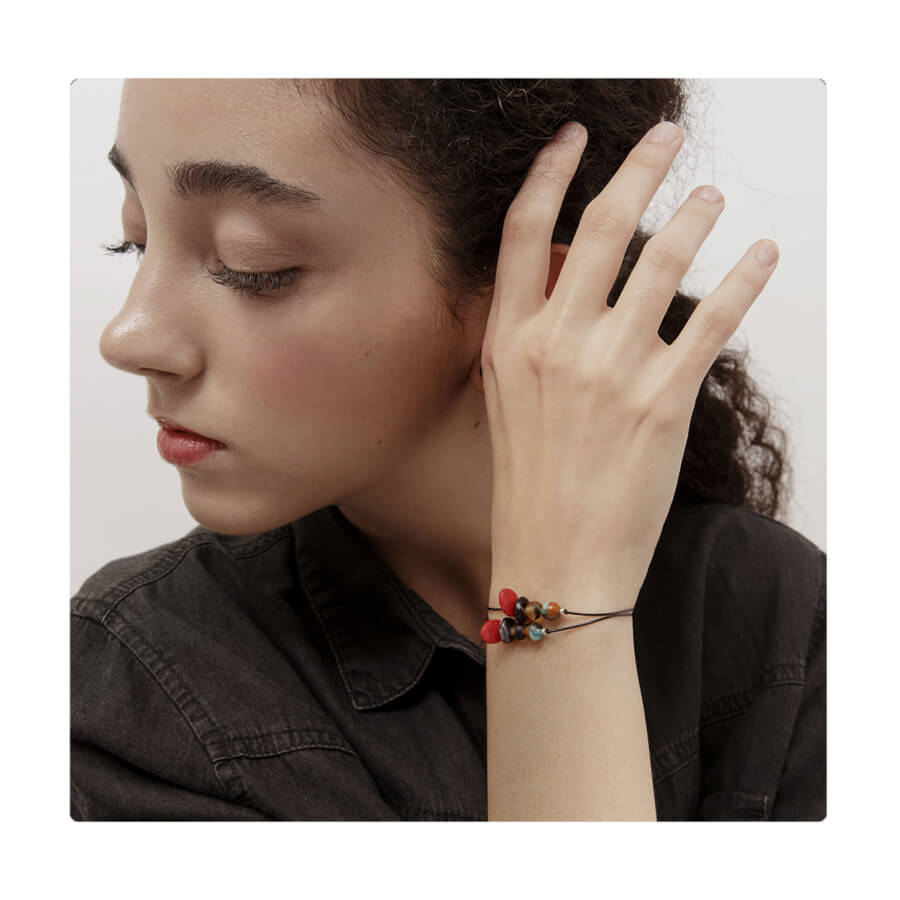 Pulsera multicolor elástica, ajustable, liviana, cómoda, versátil y atemporal. Diseño conceptual latinoamericano. Escala micro.