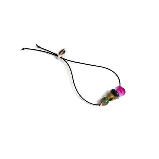 Pulsera multicolor elástica, ajustable, liviana, cómoda, versátil y atemporal. Diseño conceptual latinoamericano. Escala micro.