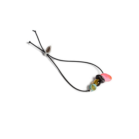 Pulsera multicolor elástica, ajustable, liviana, cómoda, versátil y atemporal. Diseño conceptual latinoamericano. Escala micro.