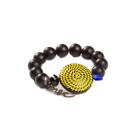 Pulsera multicolor elástica, liviana, cómoda, versátil y atemporal. Diseño conceptual latinoamericano. Escala macro.