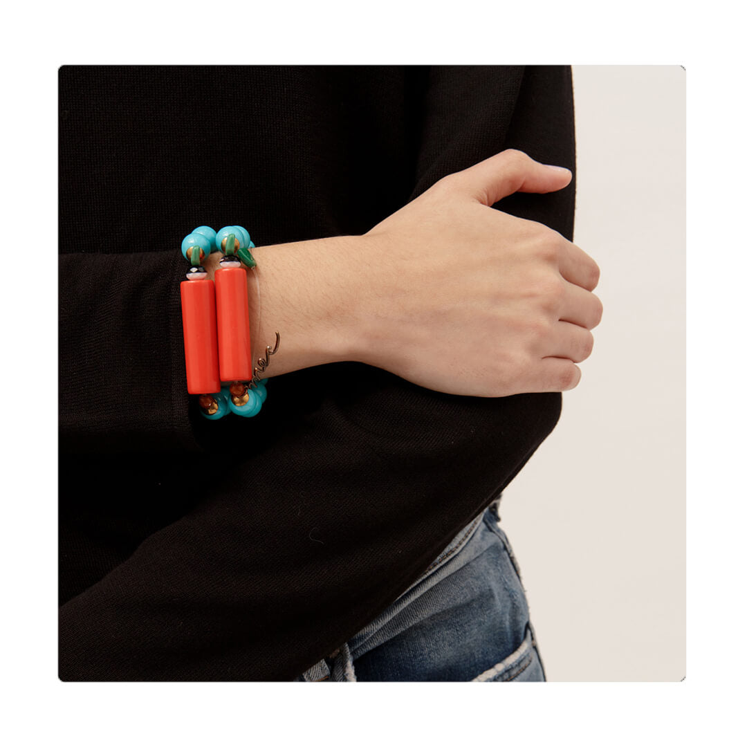 Pulsera multicolor elástica, liviana, cómoda, versátil y atemporal. Diseño conceptual latinoamericano. Escala macro.