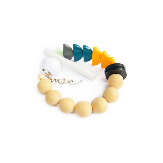Pulsera multicolor elástica, liviana, cómoda, versátil y atemporal. Diseño conceptual latinoamericano. Escala macro.