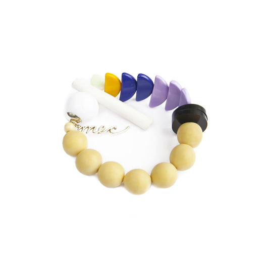 Pulsera multicolor elástica, liviana, cómoda, versátil y atemporal. Diseño conceptual latinoamericano. Escala macro.