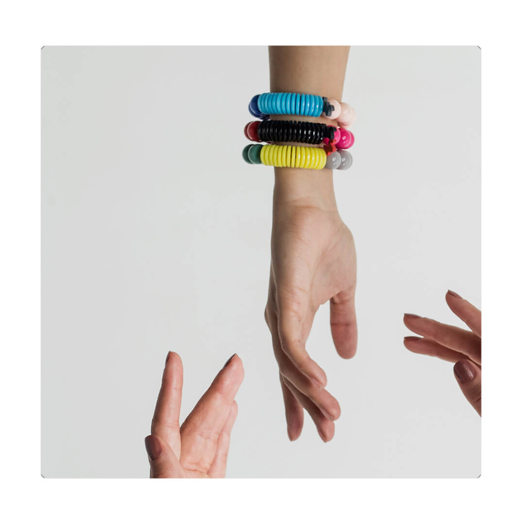 Pulsera multicolor elástica, liviana, cómoda, versátil y atemporal. Diseño conceptual latinoamericano. Escala macro.
