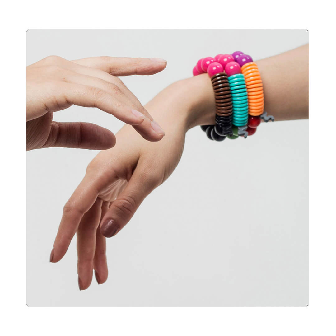 Pulsera multicolor elástica, liviana, cómoda, versátil y atemporal. Diseño conceptual latinoamericano. Escala macro.