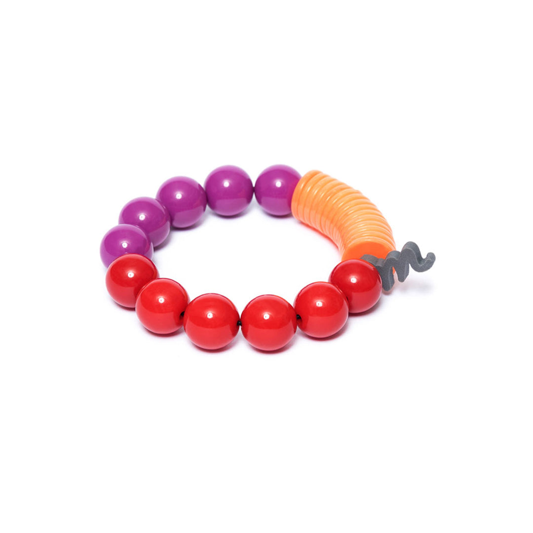Pulsera multicolor elástica, liviana, cómoda, versátil y atemporal. Diseño conceptual latinoamericano. Escala macro.