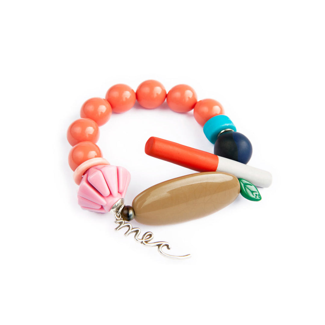 Pulsera multicolor elástica, liviana, cómoda, versátil y atemporal. Diseño conceptual latinoamericano. Escala macro.