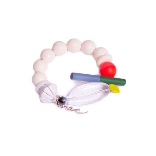Pulsera multicolor elástica, liviana, cómoda, versátil y atemporal. Diseño conceptual latinoamericano. Escala macro.