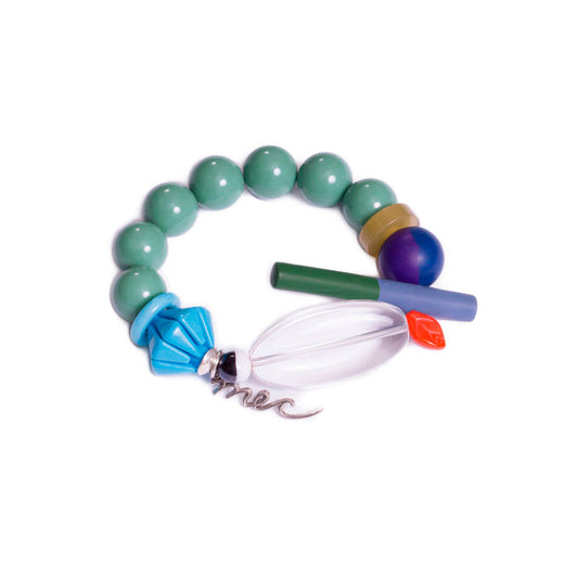 Pulsera multicolor elástica, liviana, cómoda, versátil y atemporal. Diseño conceptual latinoamericano. Escala macro.