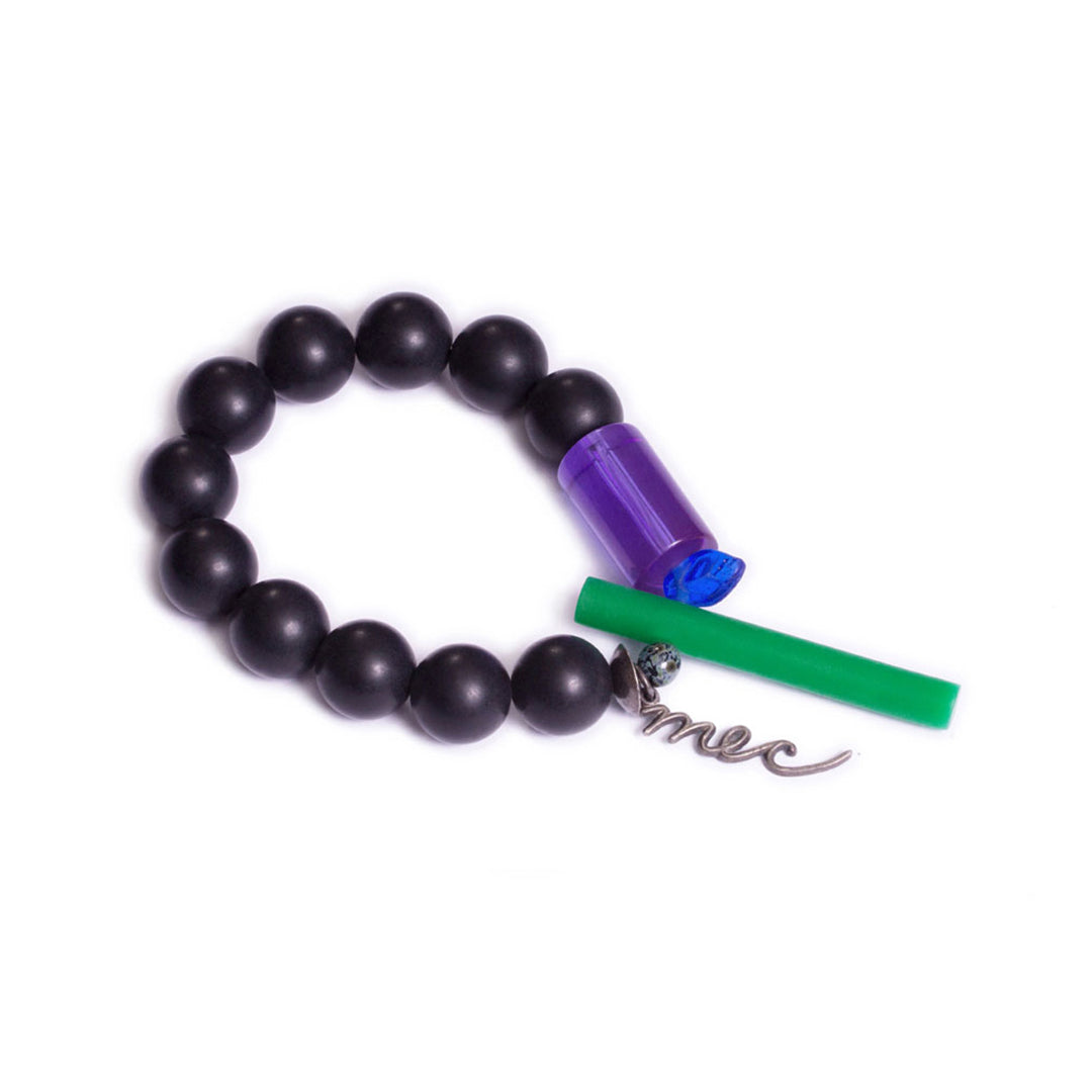 Pulsera multicolor elástica, liviana, cómoda, versátil y atemporal. Diseño conceptual latinoamericano. Escala macro.