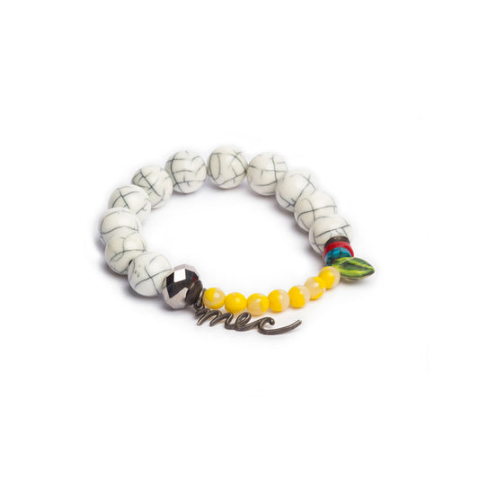 Pulsera multicolor elástica, liviana, cómoda, versátil y atemporal. Diseño conceptual latinoamericano. Escala macro.