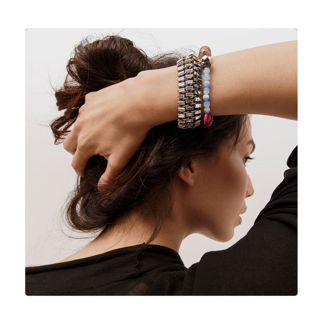 Pulsera multicolor elástica, liviana, cómoda, versátil y atemporal. Diseño conceptual latinoamericano. Escala macro.