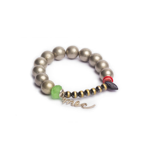 Pulsera multicolor elástica, liviana, cómoda, versátil y atemporal. Diseño conceptual latinoamericano. Escala macro.