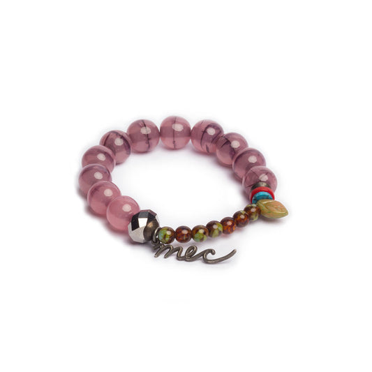 Pulsera multicolor elástica, liviana, cómoda, versátil y atemporal. Diseño conceptual latinoamericano. Escala macro.