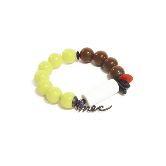 Pulsera multicolor elástica, liviana, cómoda, versátil y atemporal. Diseño conceptual latinoamericano. Escala macro.