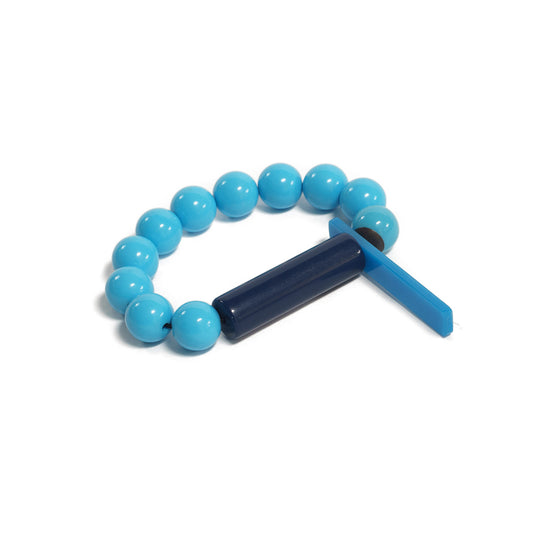 Pulsera azul elástica, liviana, cómoda, versátil y atemporal. Diseño conceptual latinoamericano. Escala macro.