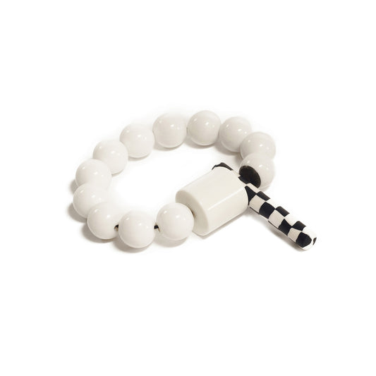 Pulsera blanca elástica, liviana, cómoda, versátil y atemporal. Diseño conceptual latinoamericano. Escala macro.