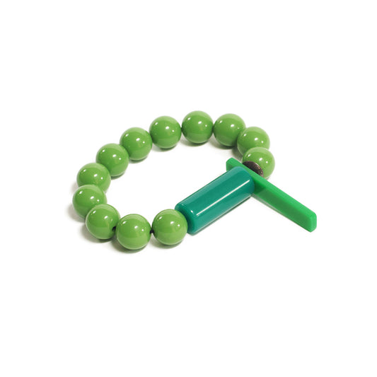 Pulsera verde elástica, liviana, cómoda, versátil y atemporal. Diseño conceptual latinoamericano. Escala macro.