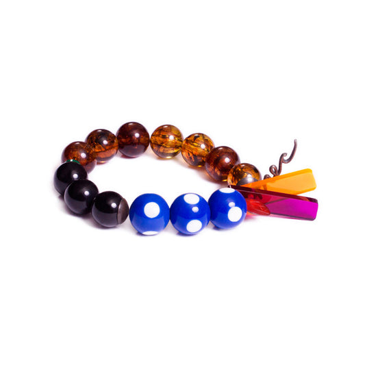 Pulsera multicolor elástica, liviana, cómoda, versátil y atemporal. Diseño conceptual latinoamericano. Escala macro.
