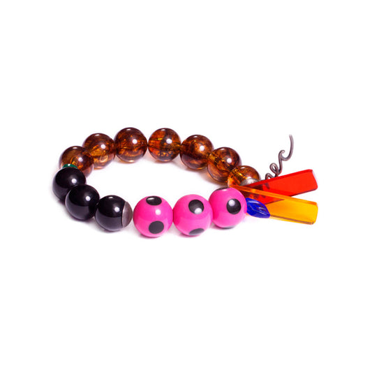 Pulsera multicolor elástica, liviana, cómoda, versátil y atemporal. Diseño conceptual latinoamericano. Escala macro.