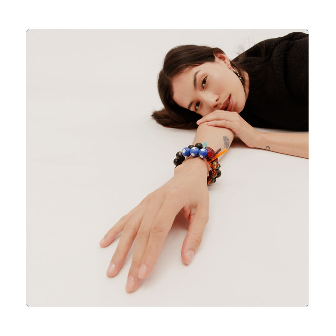 Pulsera multicolor elástica, liviana, cómoda, versátil y atemporal. Diseño conceptual latinoamericano. Escala macro.