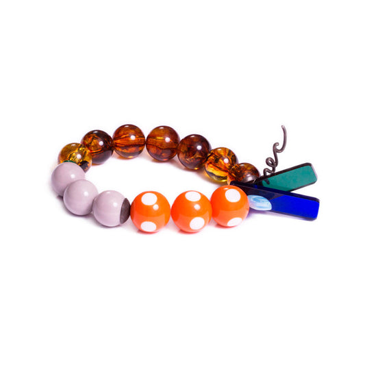 Pulsera multicolor elástica, liviana, cómoda, versátil y atemporal. Diseño conceptual latinoamericano. Escala macro.