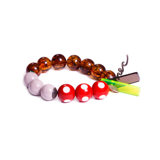 Pulsera multicolor elástica, liviana, cómoda, versátil y atemporal. Diseño conceptual latinoamericano. Escala macro.