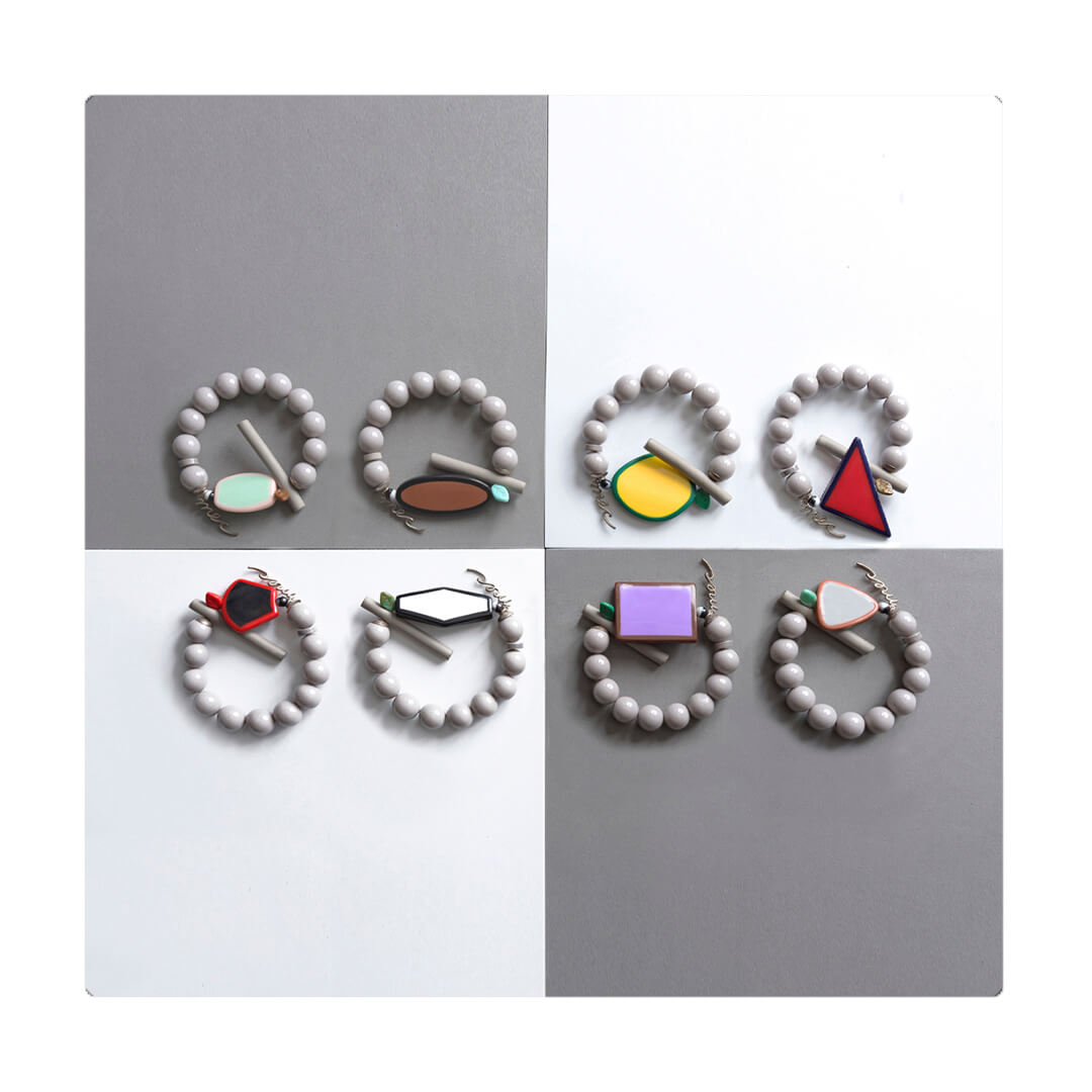 Pulsera multicolor elástica, liviana, cómoda, versátil y atemporal. Diseño conceptual latinoamericano. Escala macro.