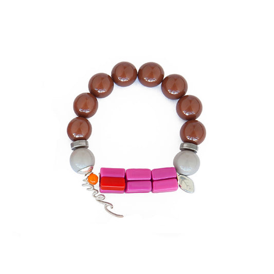 Pulsera multicolor elástica, liviana, cómoda, versátil y atemporal. Diseño conceptual latinoamericano. Escala macro.