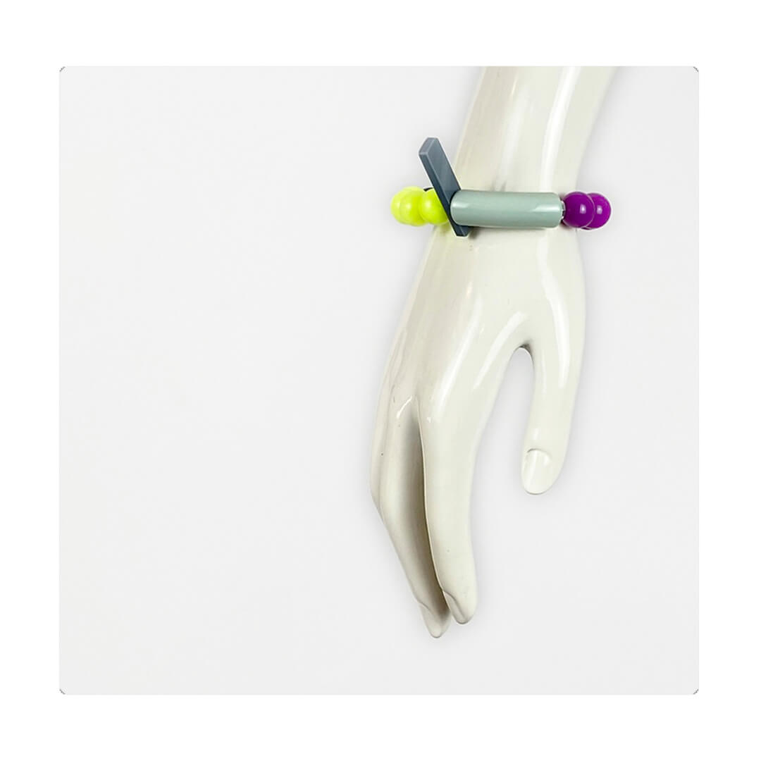 Pulsera multicolor elástica, liviana, cómoda, versátil y atemporal. Diseño conceptual latinoamericano. Escala macro.