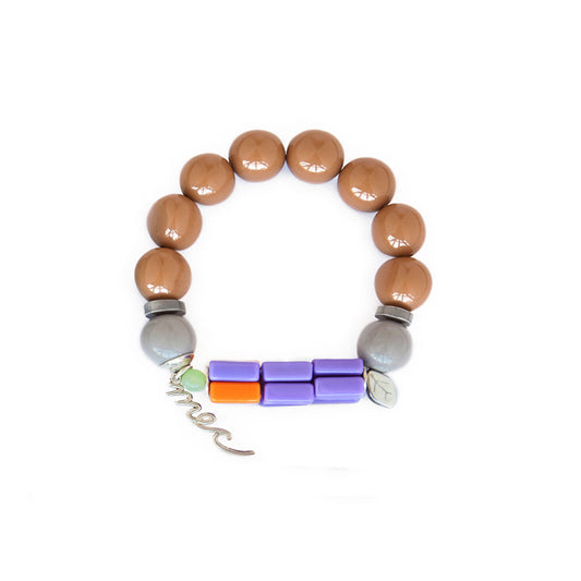 Pulsera multicolor elástica, liviana, cómoda, versátil y atemporal. Diseño conceptual latinoamericano. Escala macro.