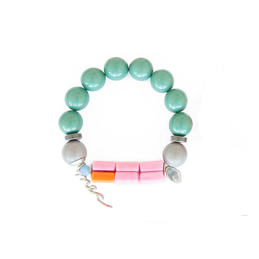 Pulsera multicolor elástica, liviana, cómoda, versátil y atemporal. Diseño conceptual latinoamericano. Escala macro.