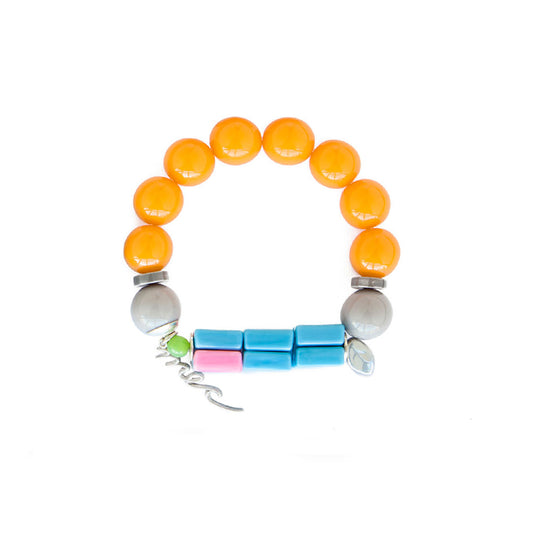 Pulsera multicolor elástica, liviana, cómoda, versátil y atemporal. Diseño conceptual latinoamericano. Escala macro.
