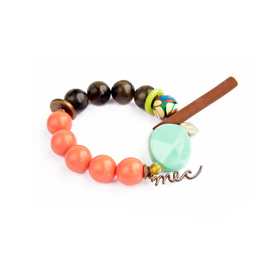 Pulsera multicolor elástica, liviana, cómoda, versátil y atemporal. Diseño conceptual latinoamericano. Escala macro.