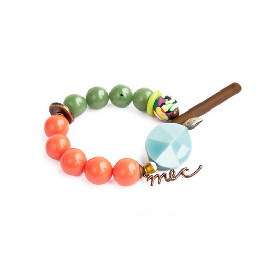 Pulsera multicolor elástica, liviana, cómoda, versátil y atemporal. Diseño conceptual latinoamericano. Escala macro.