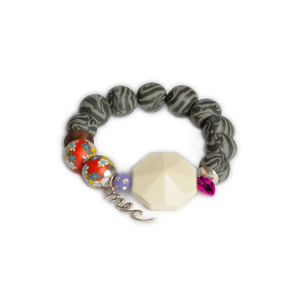 Pulsera multicolor elástica, liviana, cómoda, versátil y atemporal. Diseño conceptual latinoamericano. Escala macro.