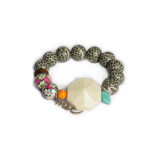 Pulsera multicolor elástica, liviana, cómoda, versátil y atemporal. Diseño conceptual latinoamericano. Escala macro.