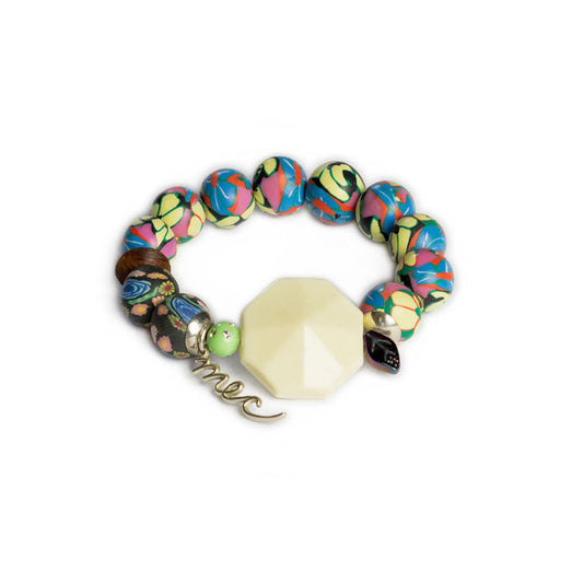 Pulsera multicolor elástica, liviana, cómoda, versátil y atemporal. Diseño conceptual latinoamericano. Escala macro.