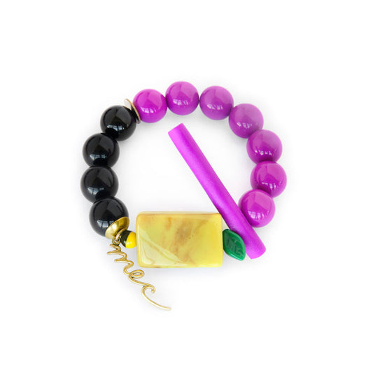 Pulsera multicolor elástica, liviana, cómoda, versátil y atemporal. Diseño conceptual latinoamericano. Escala macro.