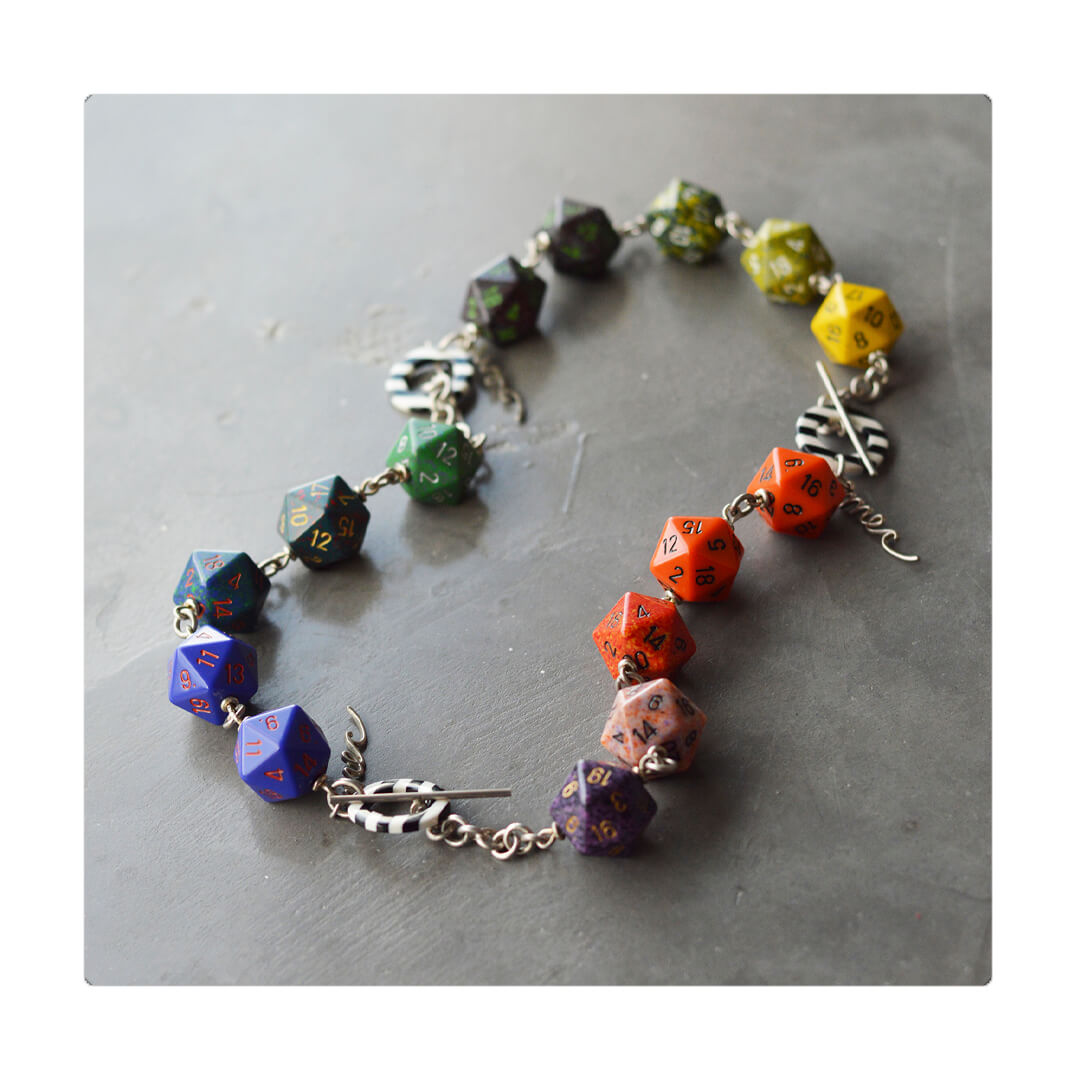 Pulsera artesanía high tech liviana, cómoda, versátil y atemporal. Diseño conceptual latinoamericano. Escala ultra.