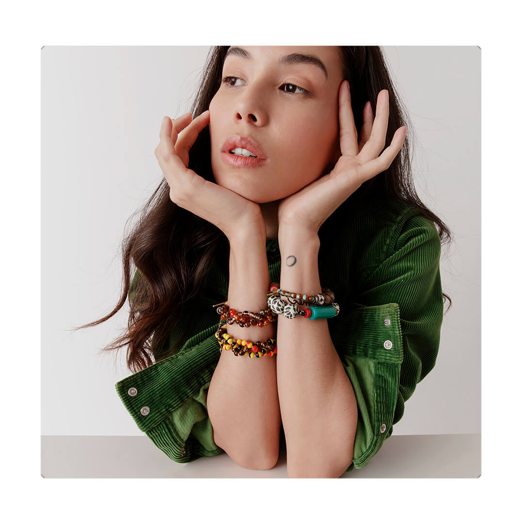 Pulsera artesanía high tech liviana, cómoda, versátil y atemporal. Diseño conceptual latinoamericano. Escala ultra.